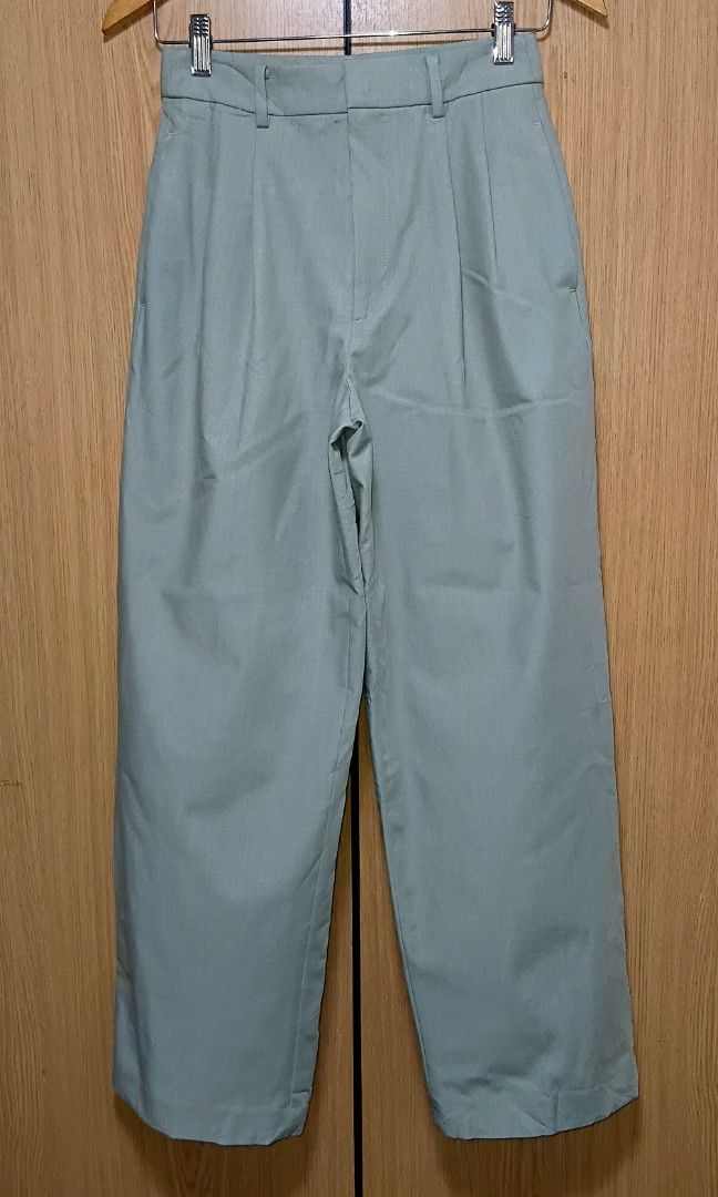 Uniqlo Pleated Wide Pants (Category: Other Bottoms) located in Cebu City. Submitted by cebuanamomshies (Listing ID 1465008313, Image 3). Description: W26-28 Inseam 29 Rise 12" Tucks and center pleats create a clean look with endless styling possibilities. Two-way stretch for easy movement. Stretch at the waist for comfort and a flattering fit. High-waisted, wide silhouette suits all body types. - Wrinkle-resistant after washing for easy care.* *S