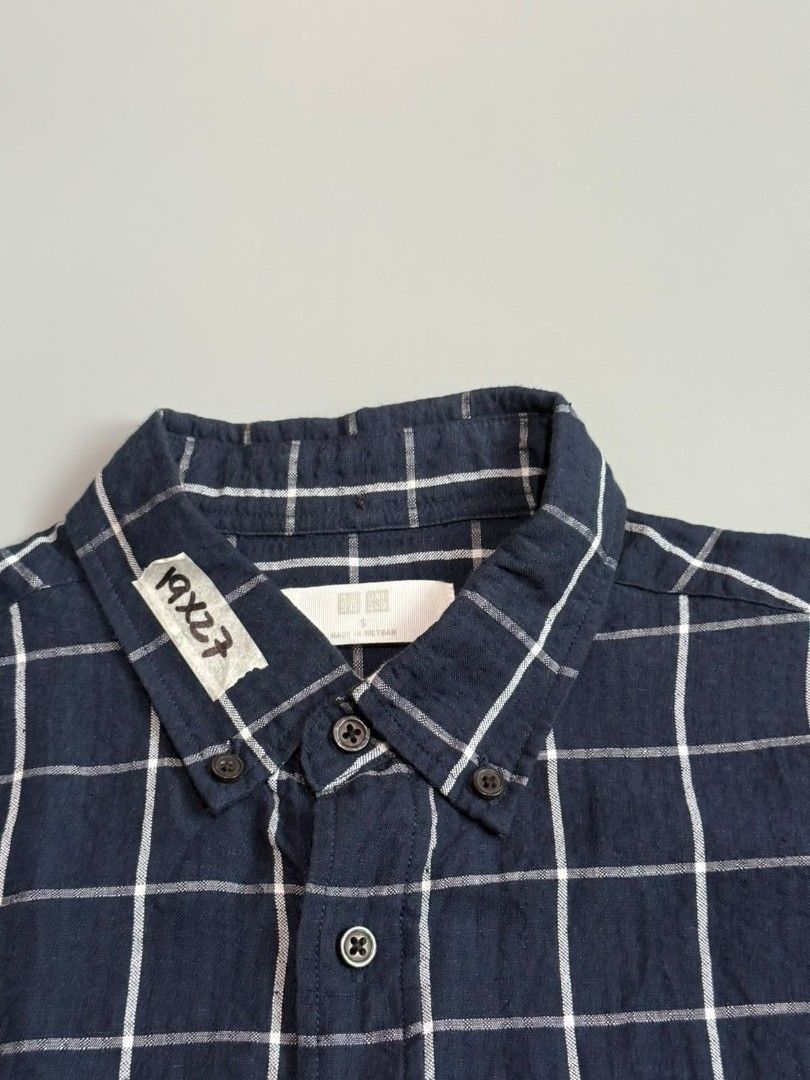 Uniqlo Short Sleeve (Category: Tshirts & Polo Shirts ) located in Isulan. Submitted by rbtcllctn08 (Listing ID 1464974482, Image 2). Description: small to medium 19x27 excellent condition no issue.