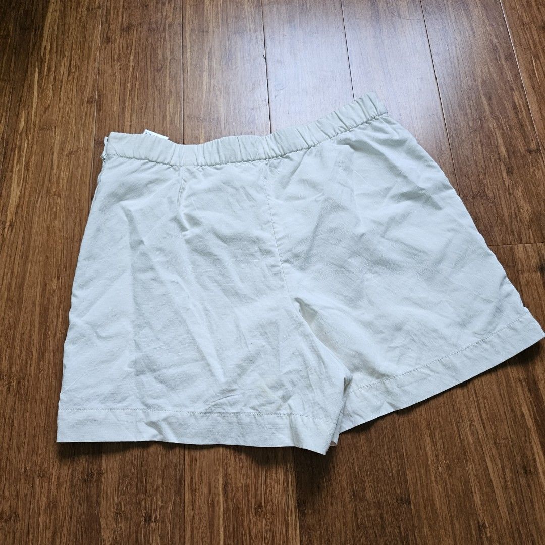 Uniqlo White Skort (Category: Skirts) located in Quezon City. Submitted by arydeclutters (Listing ID 1465010665, Image 2). Description: with issue see 3rd photo RFS: need funds and decluttering LAST PRICE POSTED!! QC area MOP: GCash, Maya, GoTyme MOD: JNT, Lalamove, LBC ONLY SF shouldered by buyer.