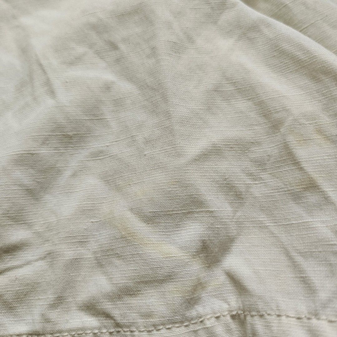Uniqlo White Skort (Category: Skirts) located in Quezon City. Submitted by arydeclutters (Listing ID 1465010665, Image 3). Description: with issue see 3rd photo RFS: need funds and decluttering LAST PRICE POSTED!! QC area MOP: GCash, Maya, GoTyme MOD: JNT, Lalamove, LBC ONLY SF shouldered by buyer.