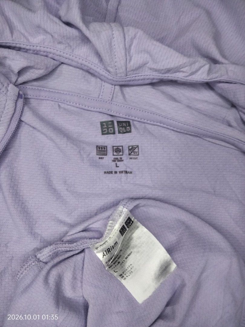 Uniqlo Windbreaker Light Weight (Category: Coats, Jackets and Outerwear) located in Caloocan City. Submitted by haruconcep52476 (Listing ID 1465139732, Image 3). Description: Dimensions W20×L23 Good condition Color rate 9 Issue small slice left sleeves Need wash fresh from bale.