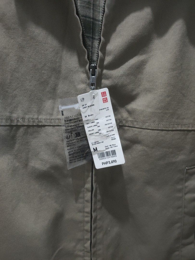 Uniqlo Zip up short blouson (Category: Coats, Jackets and Outerwear) located in Saguiaran. Submitted by abdulaziz055 (Listing ID 1465031687, Image 3). Description: - Color: Green canvas with contrasting corduroy collar - Closure: Front zipper - Pockets: Convenient welt pockets at the sides - Design: Clean chest paneling with a relaxed fit - Styling: Great for layering over sweaters or button-downs - Season: Solid everyday outerwear for cooler wea