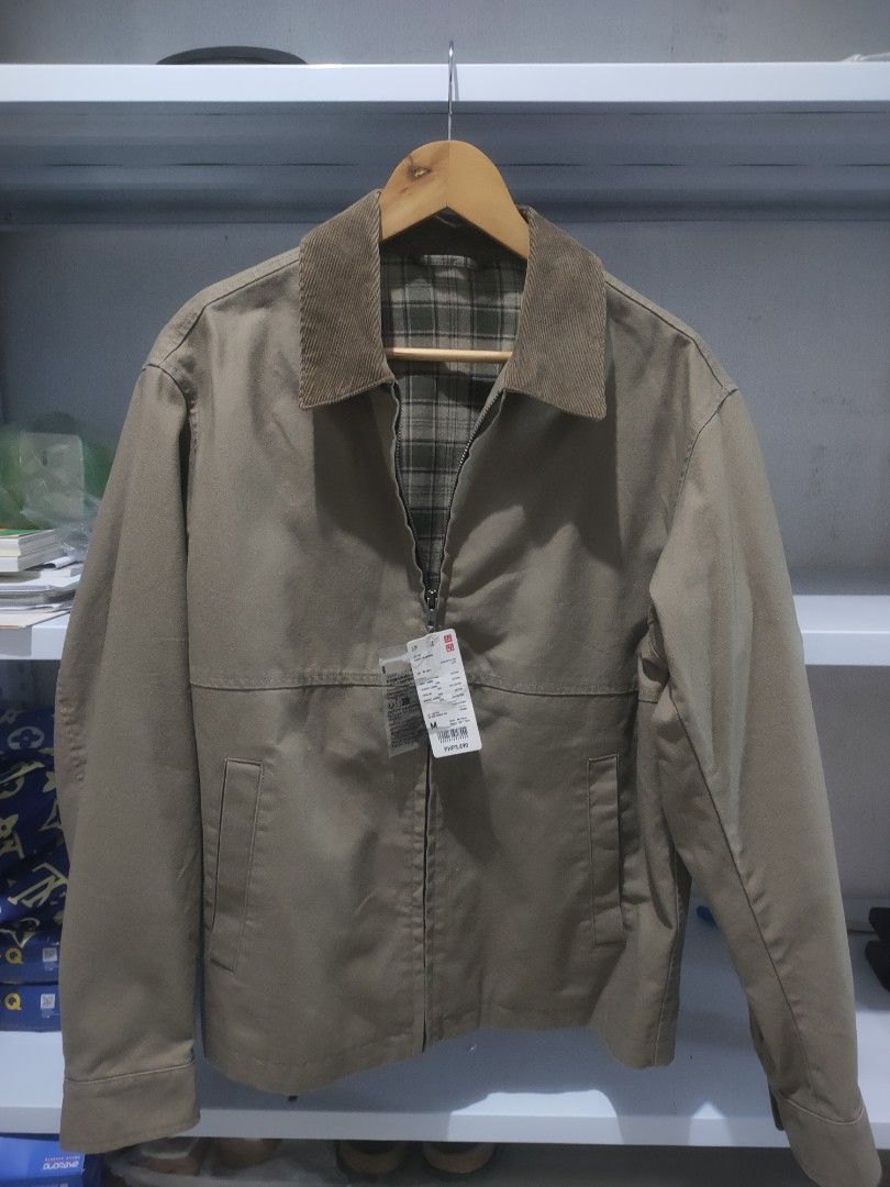 Uniqlo Zip up short blouson (Category: Coats, Jackets and Outerwear) located in Saguiaran. Submitted by abdulaziz055 (Listing ID 1465031687, Image 1). Description: - Color: Green canvas with contrasting corduroy collar - Closure: Front zipper - Pockets: Convenient welt pockets at the sides - Design: Clean chest paneling with a relaxed fit - Styling: Great for layering over sweaters or button-downs - Season: Solid everyday outerwear for cooler wea