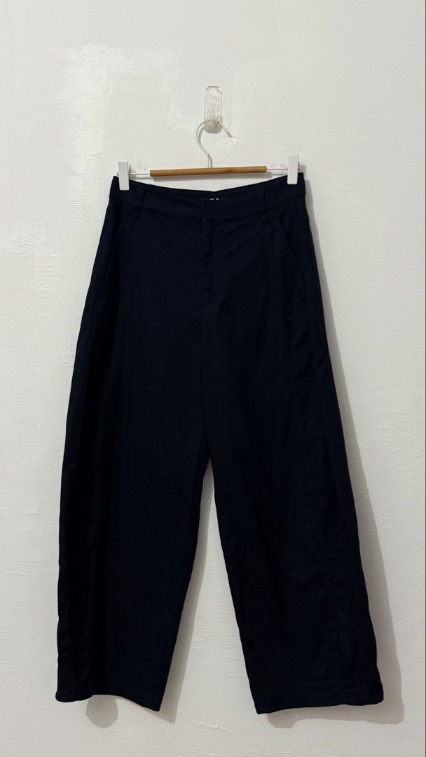 Uniqlo:C Curve Ankle Pants (Category: Other Bottoms) located in Cordova. Submitted by thedecluterrer (Listing ID 1465167153, Image 3). Description: Waist 26-27 Length 37.