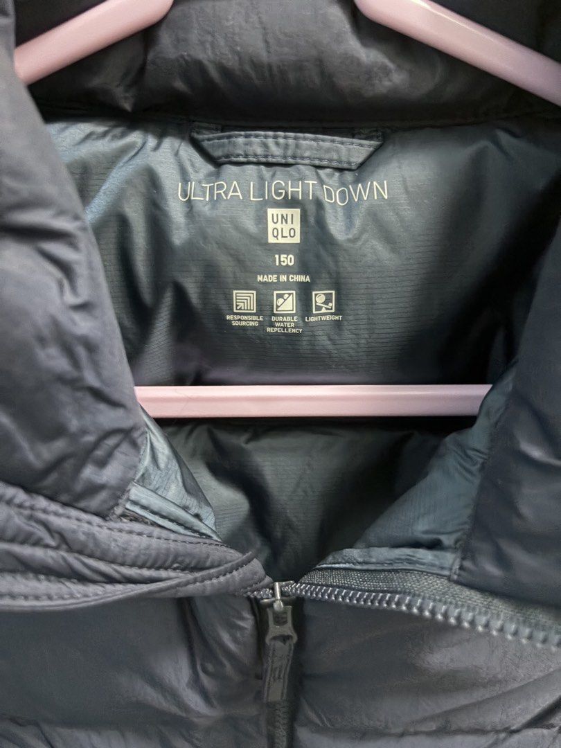 uniqulo Size 150 羽絨外套 （分類：背心）位於 Hong Kong。 由 vvvvickyying 提交（商品編號 1465111169，圖片 2）。簡介： Uniqulo 男童Size 150 羽絨外套 全新，只剪下招牌，未穿着過 新舊如圖 只限順豐到付。