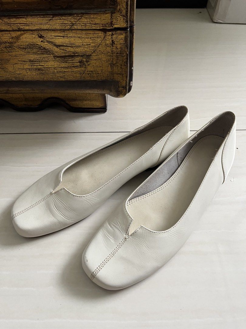 UNISA Ballet Flats (Category: Flats & Sandals) located in Muntinlupa City. Submitted by jane226ph (Listing ID 1465102794, Image 1). Description: Original and authentic. An uncommon design with fine, old school craftsmanship. Soles fitted with protective rubber overlays, heel taps were added. Natural creasing consistent with wear. Sold as-is A Gentle Note: These are privately owned pieces, used and vary from brand new retail items. Kindly take not