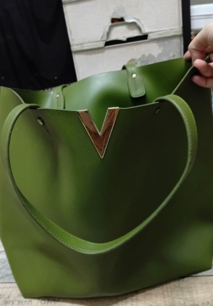 VALENTINO Leather SHOPPERS Tote (Category: Luxury Bags & Wallets) located in Navotas City. Submitted by riyuwi (Listing ID 1464465608, Image 1). Description: PreOwned likeNew Lightly Used Valentino green leather Shoppers tote - leather material - Gold-tone V accent on the front - Ideal for everyday use or travel - Ample interior space for essentials - Comfortable carrying handles Off /Legit. NGA No Other Issue Good Condition 9/10.