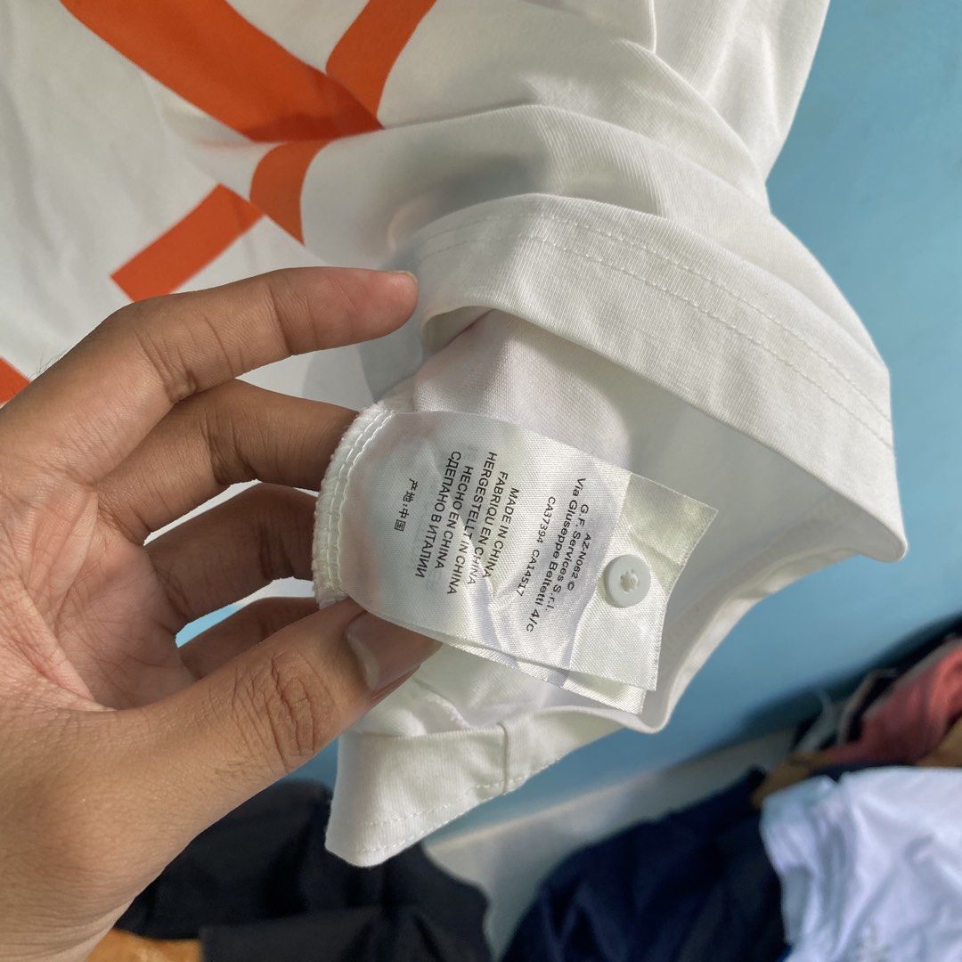 Valentino shirt (Category: Tshirts & Polo Shirts ) located in Santo Tomas. Submitted by niftynook_22 (Listing ID 1464989181, Image 3). Description: Excellent condition 9/10 color rate 22x27 No issue.