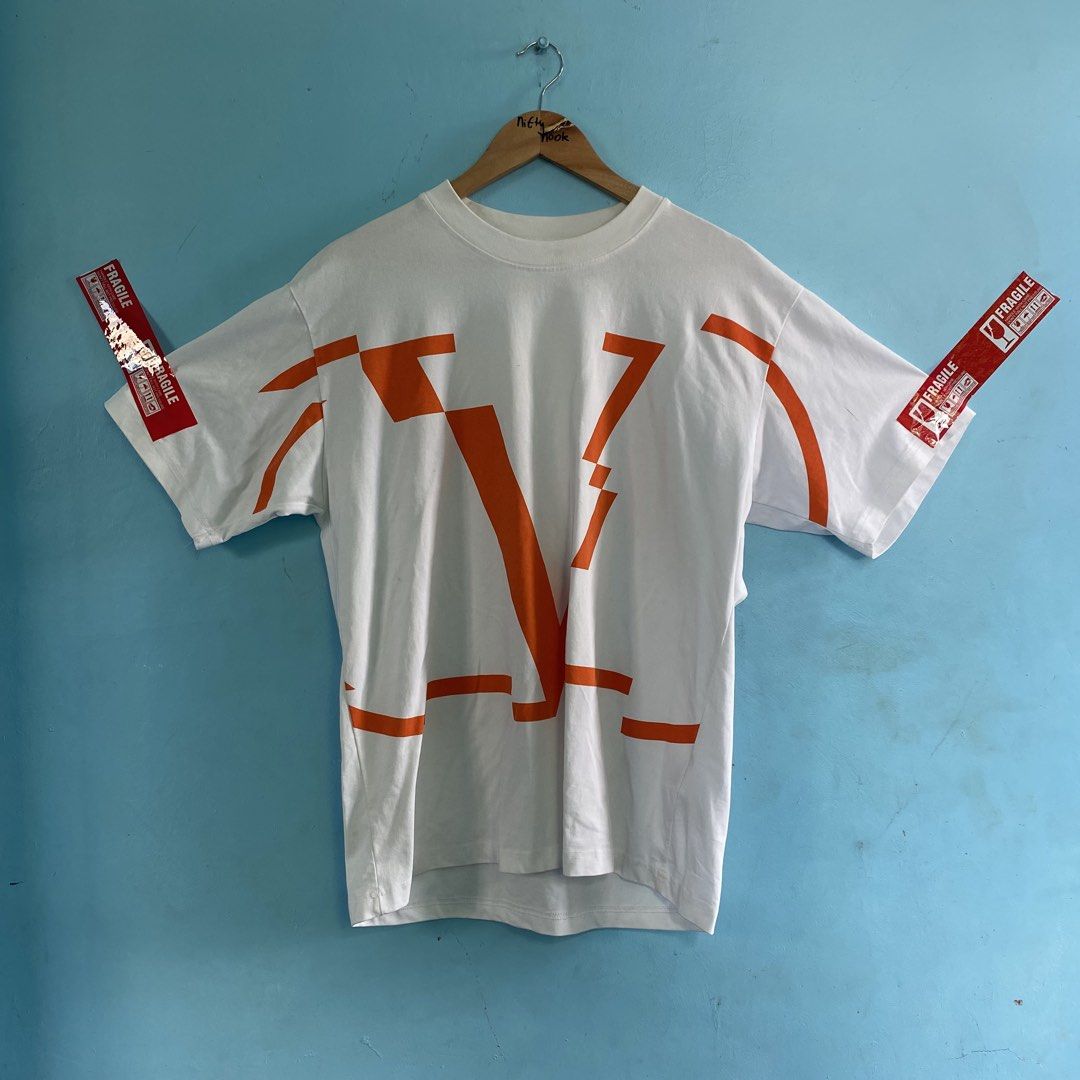 Valentino shirt (Category: Tshirts & Polo Shirts ) located in Santo Tomas. Submitted by niftynook_22 (Listing ID 1464989181, Image 1). Description: Excellent condition 9/10 color rate 22x27 No issue.