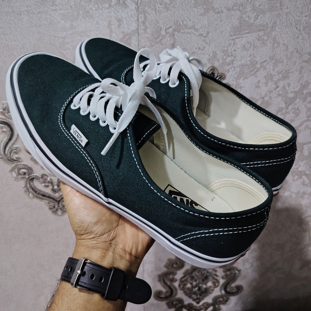 VANS authentic (Category: Sneakers) located in Kuantan. Submitted by nik_syah799 (Listing ID 1464987255, Image 3). Description: VANS authentic (HIJAU GELAP) SAIZ 7.5UK KONDISI SEPERTI BARU 150 TERMASUK POS SEMENANJUNG...