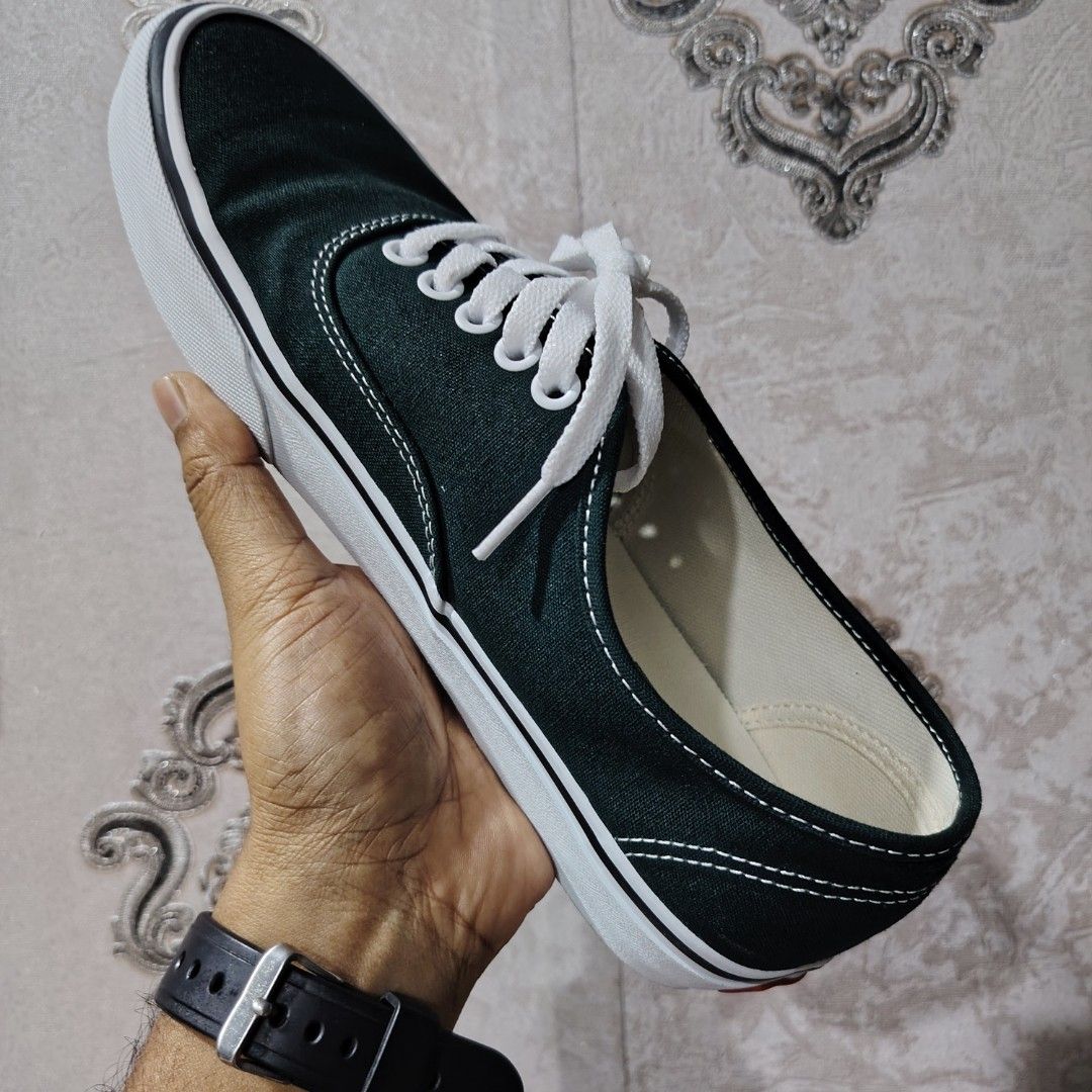 VANS authentic (Category: Sneakers) located in Kuantan. Submitted by nik_syah799 (Listing ID 1464987255, Image 2). Description: VANS authentic (HIJAU GELAP) SAIZ 7.5UK KONDISI SEPERTI BARU 150 TERMASUK POS SEMENANJUNG...