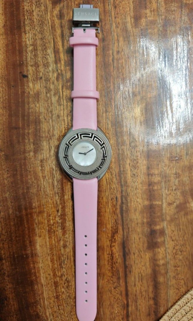 Versace 67q watch (Category: Luxury Watches) located in Pasig City. Submitted by periwinklepeach (Listing ID 1464981518, Image 1). Description: original working.