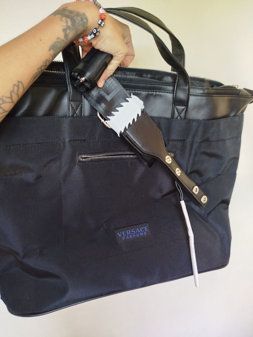 Versace gwp large tote bag 🔥 (Category: Tote Bags) located in Naga. Submitted by jea1991 (Listing ID 1464257806, Image 3). Description: brandnew never been used with strap 🔥.