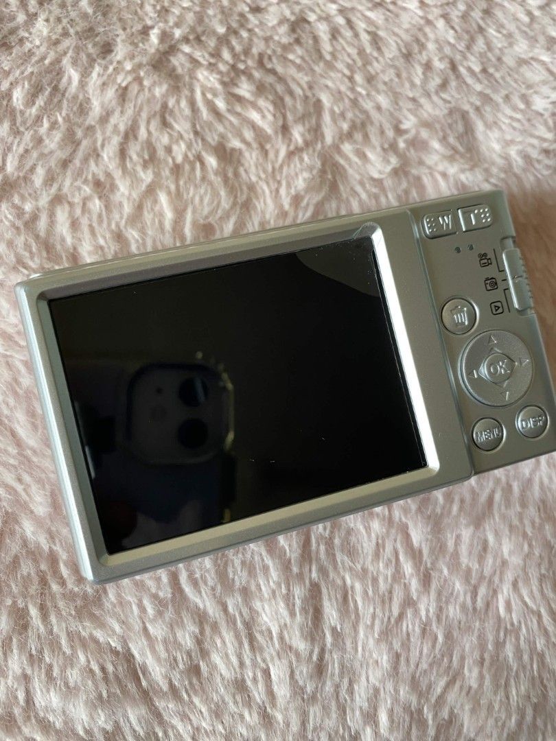 Vetek 1 (4K Digital Camera HD) (Category: Cameras) located in Manila. Submitted by dazzlebling_ (Listing ID 1465048099, Image 3). Description: Vetek 1 (4K Digital Camera HD) - Silver - 44 Megapixels - 16x Powerful Zoom - Time Lapse - Self-Timer Inclusions: - Battery - Lanyard - Charging Cord - 64GB SD Card Condition: - No issues - Barely used - Screen protected - Good battery life MOP: Gcash/Maribank MOD: J&T.