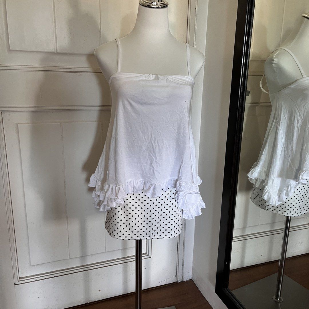 Victoria’s secret cami top (Category: Sleeveless) located in Muntinlupa City. Submitted by on.repeeat (Listing ID 1465017135, Image 1). Description: No issue :) Walang himulmol XS on tag Cottony soft and has pads.