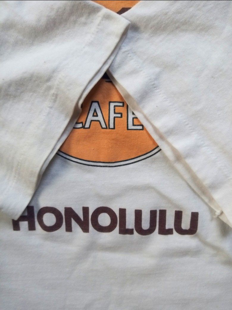Vintage Hard Rock Honolulu Tee (Category: Announcements) located in Nabunturan. Submitted by kell.vtg (Listing ID 1465021207, Image 3). Description: dimension width: 20 length: 26 size: large.