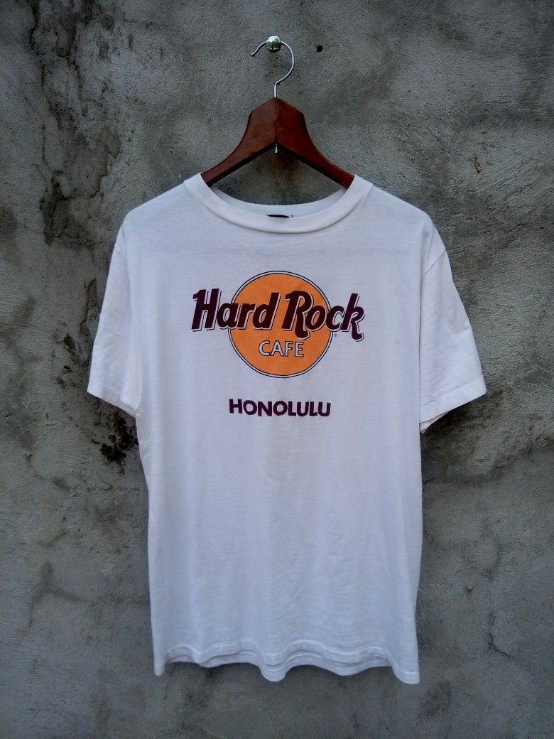 Vintage Hard Rock Honolulu Tee (Category: Announcements) located in Nabunturan. Submitted by kell.vtg (Listing ID 1465021207, Image 1). Description: dimension width: 20 length: 26 size: large.