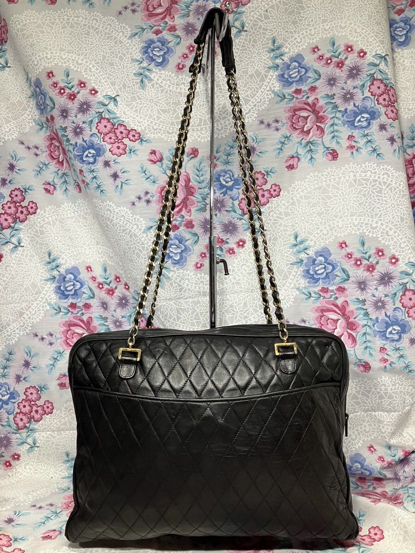 VINTAGE LEATHER BAG (Category: Shoulder Bags) located in General Mariano Alvarez. Submitted by adonid (Listing ID 1464990937, Image 2). Description: VINTAGE LEATHER BAG GOOD CONDITION NORMAL SIGN OF USAGE ONLY.