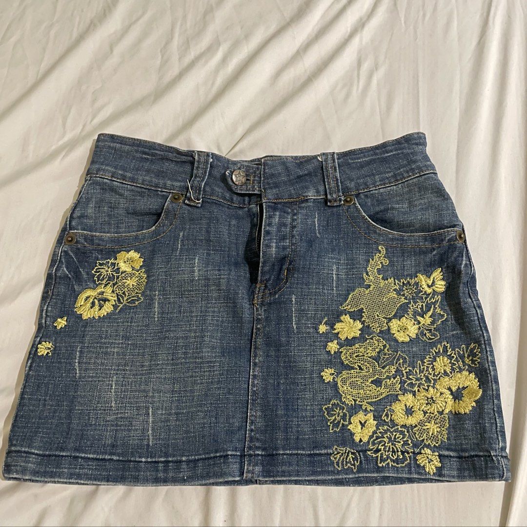 vintage mini skirt (Category: Skirts) located in Manila. Submitted by mariali_ (Listing ID 1465046665, Image 1). Description: no inner short NO issue or broken zipper/button rfs: decluttering .