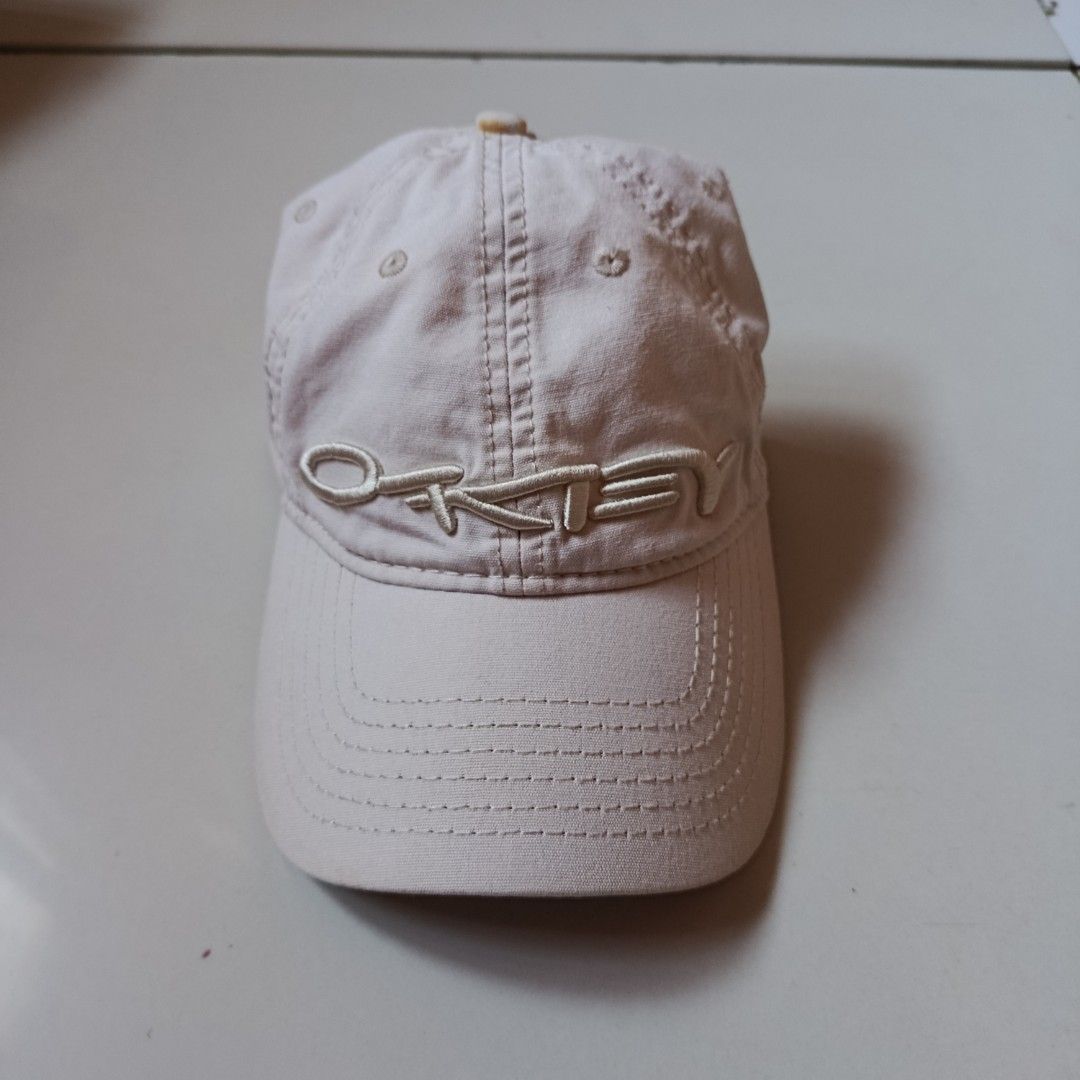Vintage Oakley Y2k cap (Category: Caps & Hats) located in Akbar. Submitted by mujirneedscoffee2001 (Listing ID 1464973792, Image 1). Description: .
