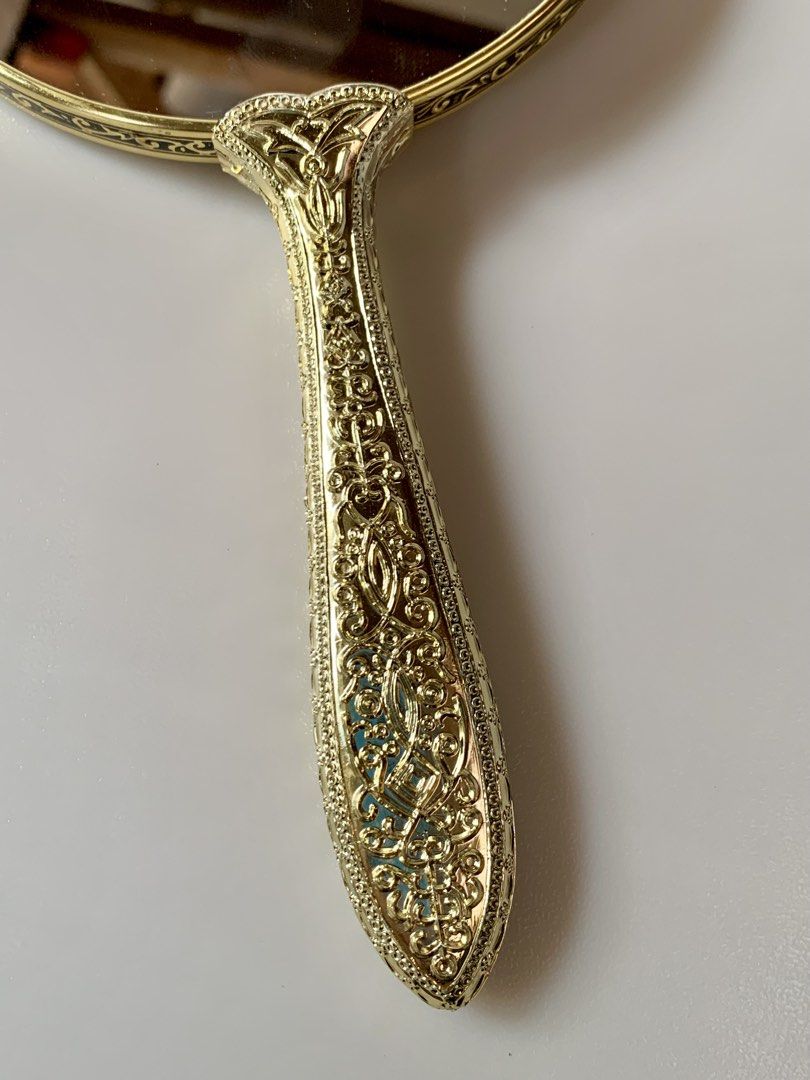 Vintage Style Handheld Mirror (Category: Mirrors) located in Tandag. Submitted by jeason_22 (Listing ID 1465013533, Image 2). Description: • Vintage style mirror in ornate design • Plastic handle • Makeup mirror with magnification • Good condition/ no flaws .