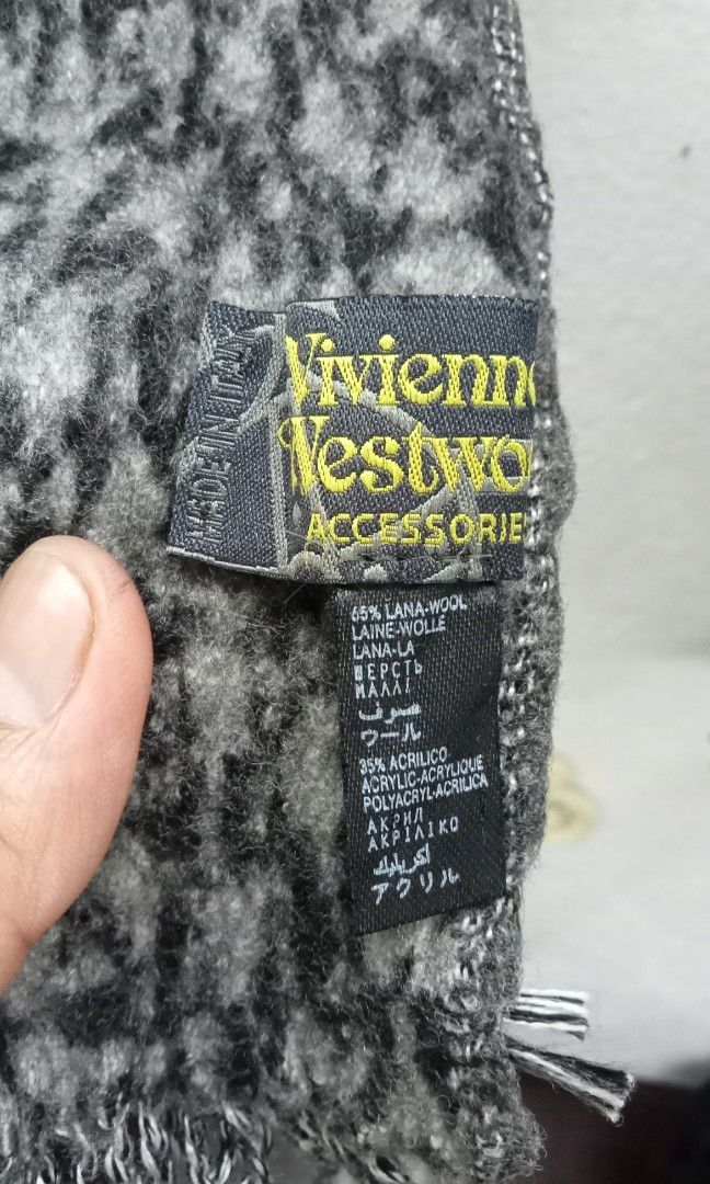 Vivienne Westwood (Category: Luxury Accessories) located in Naga. Submitted by aboy1234245 (Listing ID 1465031632, Image 2). Description: Vivienne Westwood Excellent W8-L64.