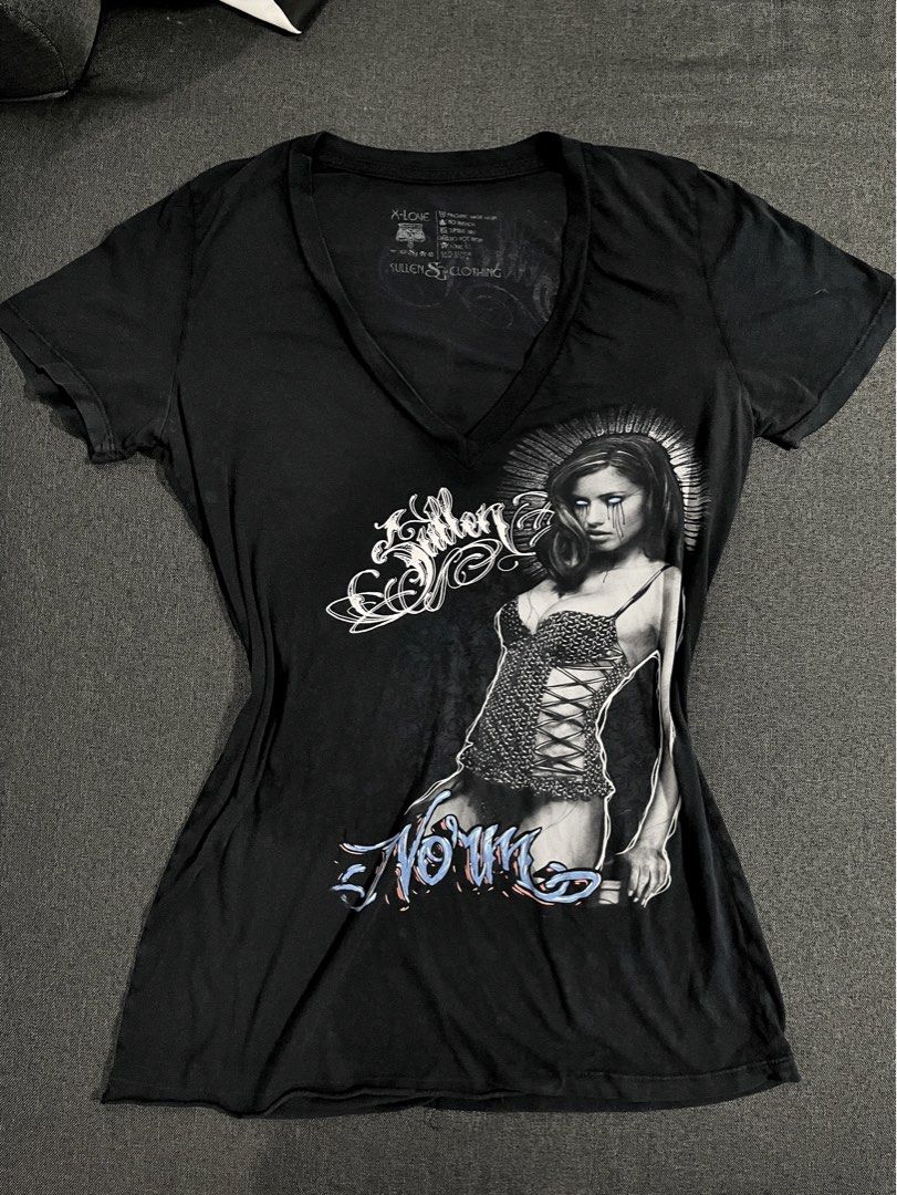 v-neck shirt (Category: Shirts) located in Manila. Submitted by oweiwieie (Listing ID 1465124727, Image 1). Description: feel free to message me for further details (๑>ᴗ<๑).