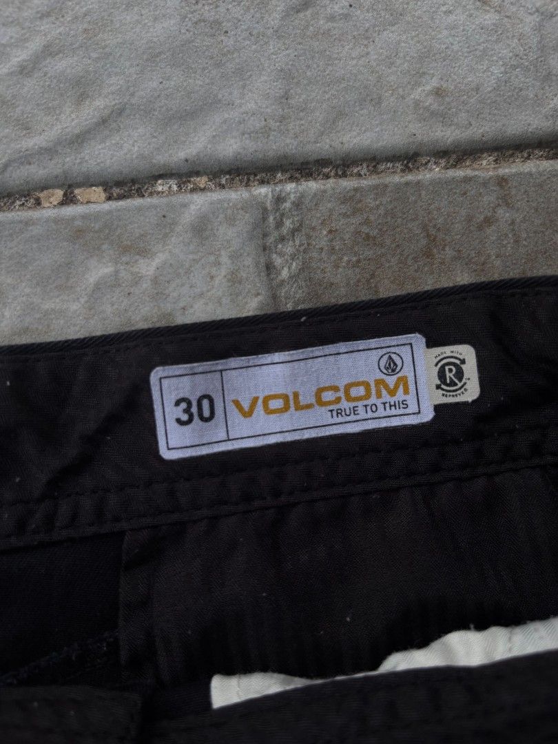 Volcom Black Chino Shorts Size 30 (Category: Shorts) located in Iriga City. Submitted by thrifttobicol29 (Listing ID 1465071703, Image 3). Description: - Brand: Volcom - Size: 30 - Color: Black - Material: Repreve recycled materials for eco-friendly comfort - Design: Classic chino style with clean waistband tag - Details: Back welt pockets and subtle stone logo embroidery on the left leg - Condition: Great for everyday casual wear - Volcom chino 
