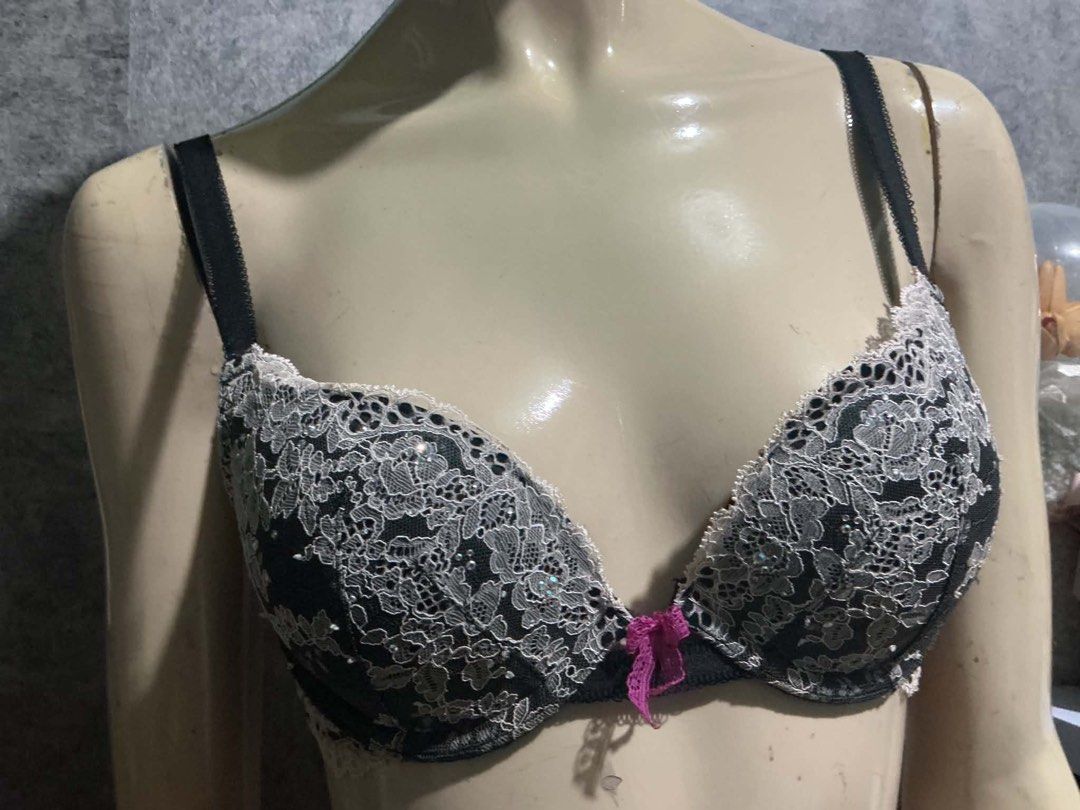 Vs bra (Category: Others Tops) located in Angeles City. Submitted by ritenianstuff (Listing ID 1465008180, Image 1). Description: Like new nktqgo lang Nsa pic npo size add sf Lp npo.