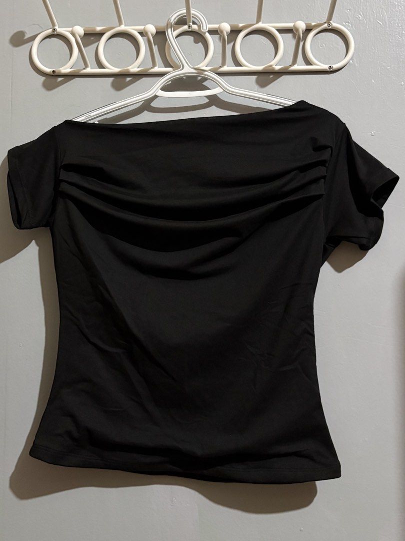VXN AMIRA Asymmetric Quadra Lining Cotton Full Length Top Basic (Category: Blouses) located in Manila. Submitted by margascloset_ (Listing ID 1465072922, Image 2). Description: - Size: Large (can fit medium-large) - Condition: only used it once, didn’t like the fit on me RFS: Decluttering / no longer used MOD: J&t, LBC, Lalamove, Grab MOP: Gcash / Gotyme.