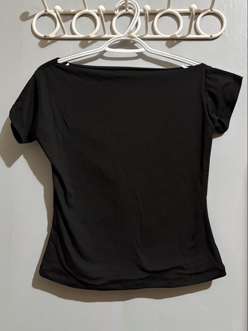 VXN AMIRA Asymmetric Quadra Lining Cotton Full Length Top Basic (Category: Blouses) located in Manila. Submitted by margascloset_ (Listing ID 1465072922, Image 3). Description: - Size: Large (can fit medium-large) - Condition: only used it once, didn’t like the fit on me RFS: Decluttering / no longer used MOD: J&t, LBC, Lalamove, Grab MOP: Gcash / Gotyme.