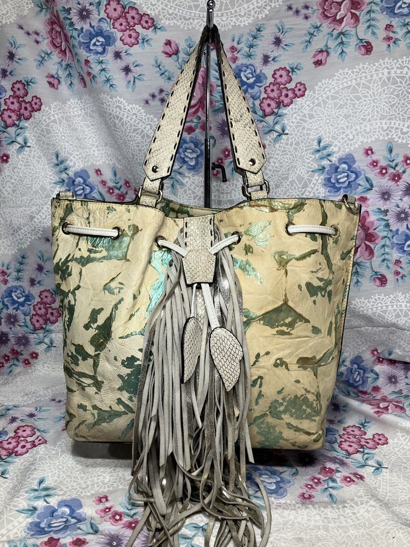 WAN ACCESSORY BOHO CHIC DRAWSTRING FRINGE BAG (Category: Shoulder Bags) located in General Mariano Alvarez. Submitted by adonid (Listing ID 1464971103, Image 1). Description: WAN ACCESSORY BOHO CHIC DRAWSTRING FRINGE BAG GOOD CONDITION NORMAL SIGN OF USAGE ONLY.