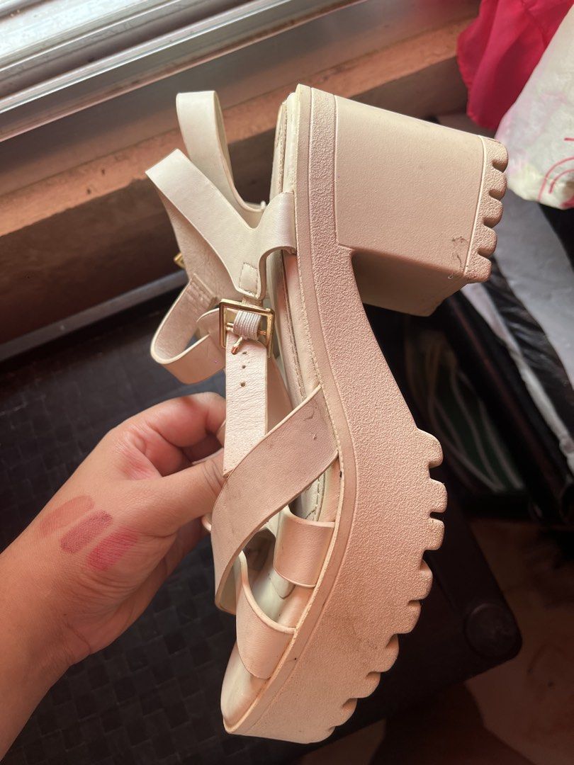 Wedge heels (Category: Heels) located in Urdaneta. Submitted by dianaj.763 (Listing ID 1465094419, Image 3). Description: NO RETURN & NO EXCHANGE PLS CHECK THE PHOTOS PROPERLY .