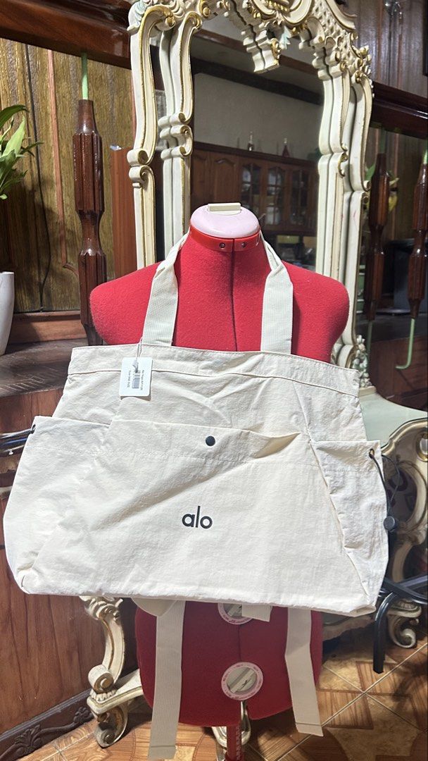 white alo shoulder bag (Category: Shoulder Bags) located in Quezon City. Submitted by prelovedthings830 (Listing ID 1465046123, Image 1). Description: .