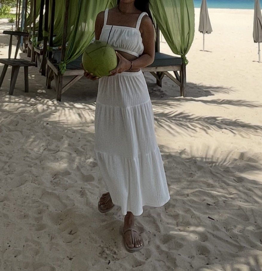 WHITE BEACH SET SKIRT AND TOP (Category: Sets or Coordinates) located in Paranaque City. Submitted by 8thvesture (Listing ID 1465051572, Image 1). Description: .