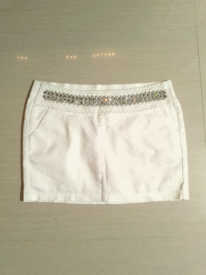 White beaded mini skirt (Category: Skirts) located in Binangonan. Submitted by cassiewsss (Listing ID 1465031176, Image 1). Description: wl: 30-32 inches length: 13.5 inches need wash.
