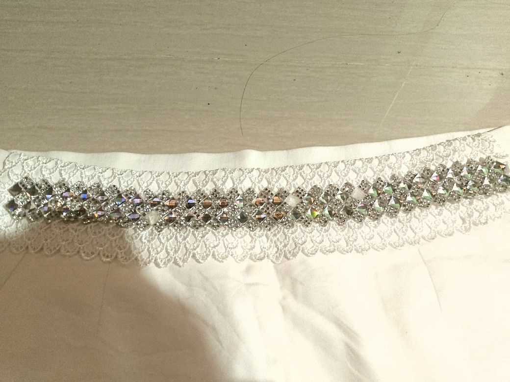 White beaded mini skirt (Category: Skirts) located in Binangonan. Submitted by cassiewsss (Listing ID 1465031176, Image 3). Description: wl: 30-32 inches length: 13.5 inches need wash.