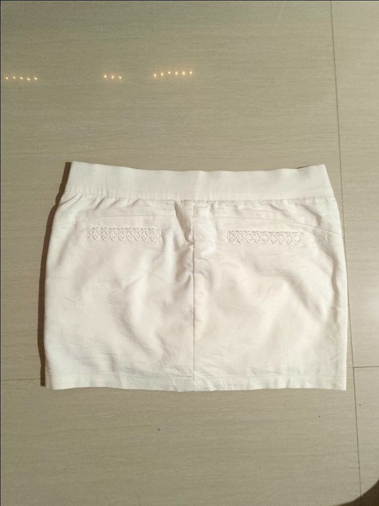 White beaded mini skirt (Category: Skirts) located in Binangonan. Submitted by cassiewsss (Listing ID 1465031176, Image 2). Description: wl: 30-32 inches length: 13.5 inches need wash.