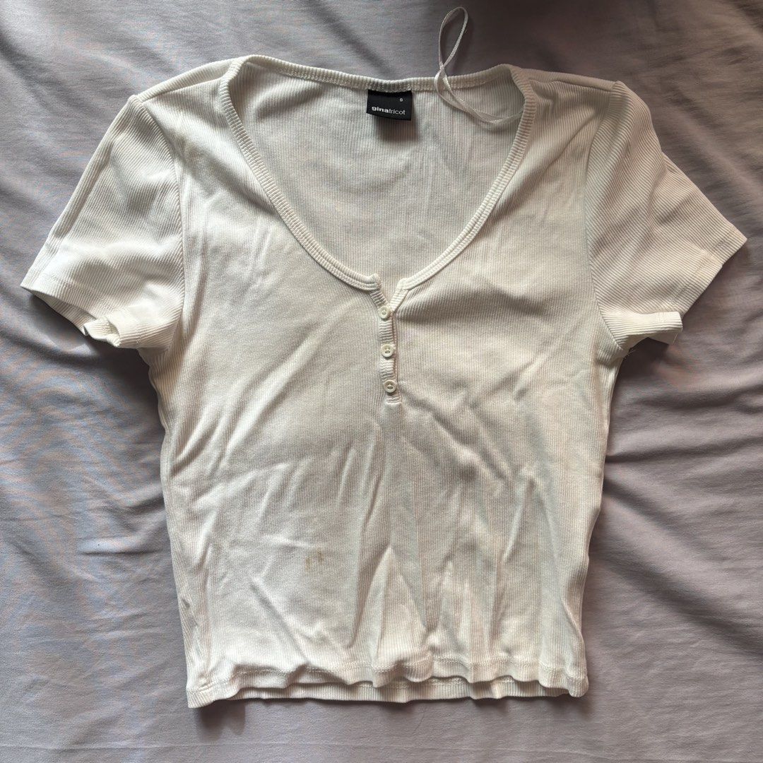 White Crop Top (Category: Shirts) located in Pasig City. Submitted by ariesarchive (Listing ID 1465090843, Image 1). Description: has flaws, please see slide 2. - 80 only - can give for free if will get 4 items from my other listings! .