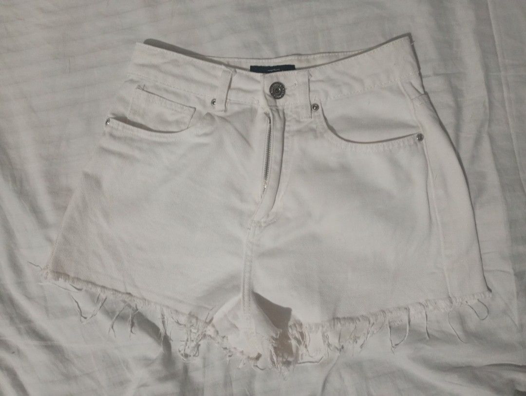 White Denim Shorts (Category: Shorts) located in Santa Maria. Submitted by itsmacmacky (Listing ID 1465155742, Image 1). Description: White Denim Shorts Brand: Cotton On / Made for a Restless Generation Size: 8 on tag (Small - 26/27 waist) Style: High waist, front zip + button, frayed / raw hem Color: White / Off white Condition: Good Waist: 26-27" Length: ~12".