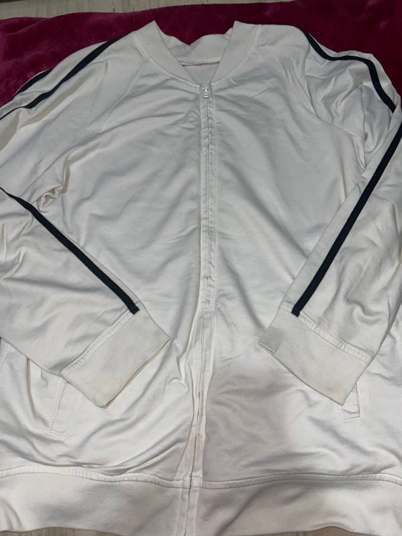 White jacket unisex (Category: Coats, Jackets and Outerwear) located in Manila. Submitted by coolstuffs__ (Listing ID 1465160877, Image 2). Description: .