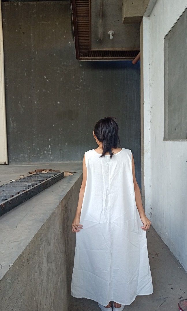 White Linen summer slip dress (Category: Dresses) located in Davao. Submitted by kannikasok1987 (Listing ID 1464984336, Image 3). Description: Bust 42 Waist up 46 L 50 mall quality.