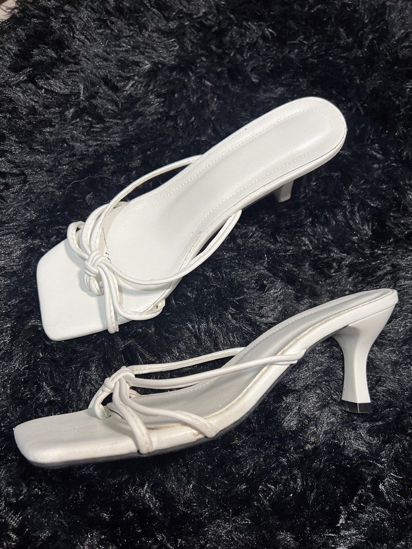 White Sandals (Category: Sandals) located in Taguig. Submitted by _lovebyrose (Listing ID 1465168541, Image 3). Description: Size: CN37 Used twice only No issues.