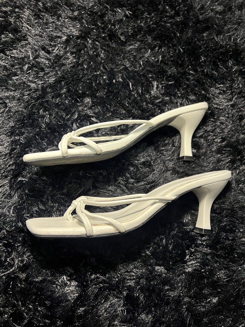 White Sandals (Category: Sandals) located in Taguig. Submitted by _lovebyrose (Listing ID 1465168541, Image 2). Description: Size: CN37 Used twice only No issues.
