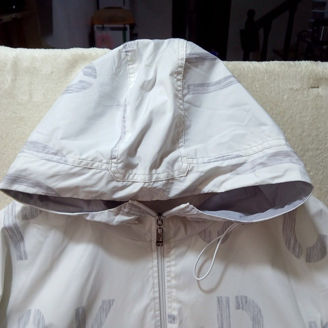 White/gray windbreaker jacket (m/l) (Category: Coats, Jackets and Outerwear) located in Santa Rosa. Submitted by bhelprelovedcloset (Listing ID 1464979804, Image 3). Description: .