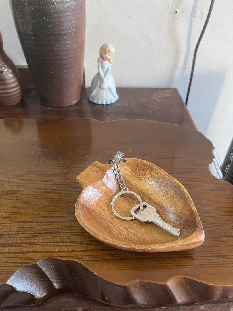 Wooden leaf trinket dish key tray (Category: Dinnerware & Cutlery) located in Taguig. Submitted by minmin_parker (Listing ID 1465052261, Image 1). Description: - Material: Natural wood with a nice grain pattern - Dimensions: ~4.5 inches across, 1.5 inches deep - Multipurpose: Ideal for holding keys, coins, or small jewelry - Placement: Great accent piece for entryway tables, dressers, or nightstands - Packaging: Comes with the original cardboard 