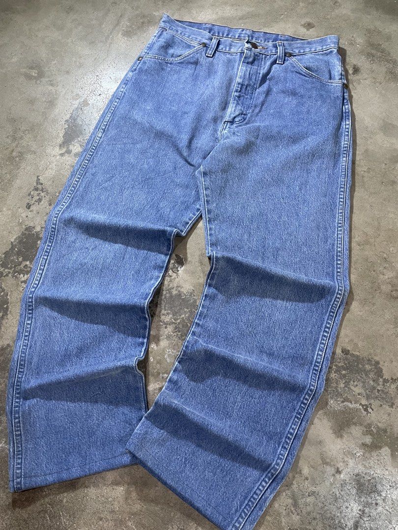 WRANGLER (Category: Jeans) located in Sorsogon. Submitted by thirfthaven_89 (Listing ID 1465011980, Image 3). Description: Waist:32 Length:39.