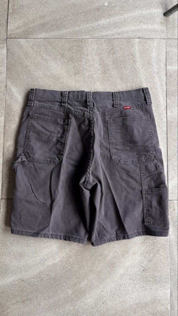 Wrangler Carpenter Shorts Size 36 Grey (Category: Shorts) located in Cabuyao City. Submitted by bulandos (Listing ID 1465048656, Image 1). Description: - Brand: Wrangler - Color: Grey - Size: 36 - Material: Cotton-spandex blend with slight stretch for added comfort - Features: Multiple pockets, utility pocket, and side hammer loop - Closure: Button closure with belt loops - Origin: Made in Mexico - Condition: Clean, washed, and ready to wear.
