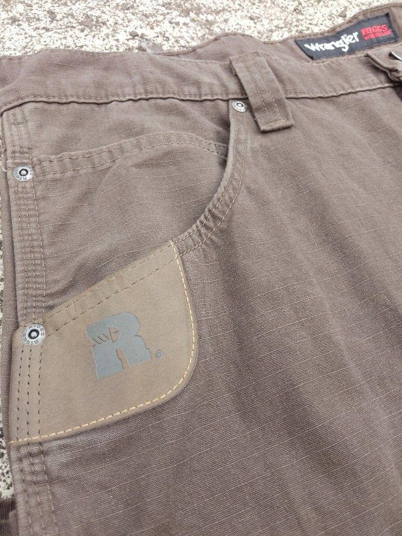 Wrangler RIGGS Workwear Ripstop Ranger Cargo Pants (Category: Activewear) located in Baguio. Submitted by bado.feels (Listing ID 1465009846, Image 3). Description: Heavy Cloth Color: Dark Brown Color Rate: 10/10 Size 40 Length 41 Inseam 32 Thigh 16 Leg Opening 10 1200+sf Baguio Loc.