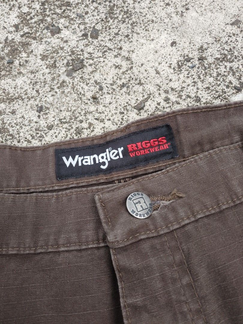 Wrangler RIGGS Workwear Ripstop Ranger Cargo Pants (Category: Activewear) located in Baguio. Submitted by bado.feels (Listing ID 1465009846, Image 2). Description: Heavy Cloth Color: Dark Brown Color Rate: 10/10 Size 40 Length 41 Inseam 32 Thigh 16 Leg Opening 10 1200+sf Baguio Loc.